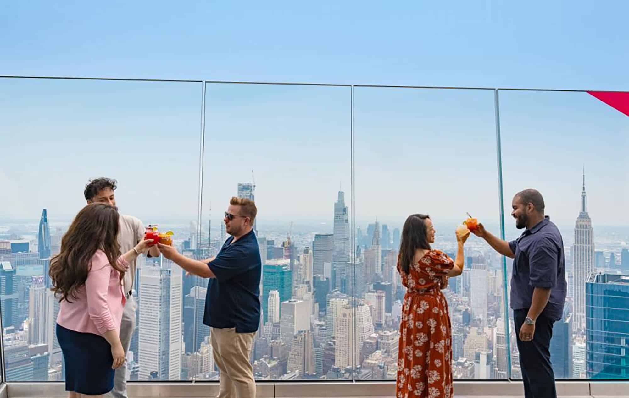 Un grupo de empresa disfruta de cócteles y bebidas en The Edge