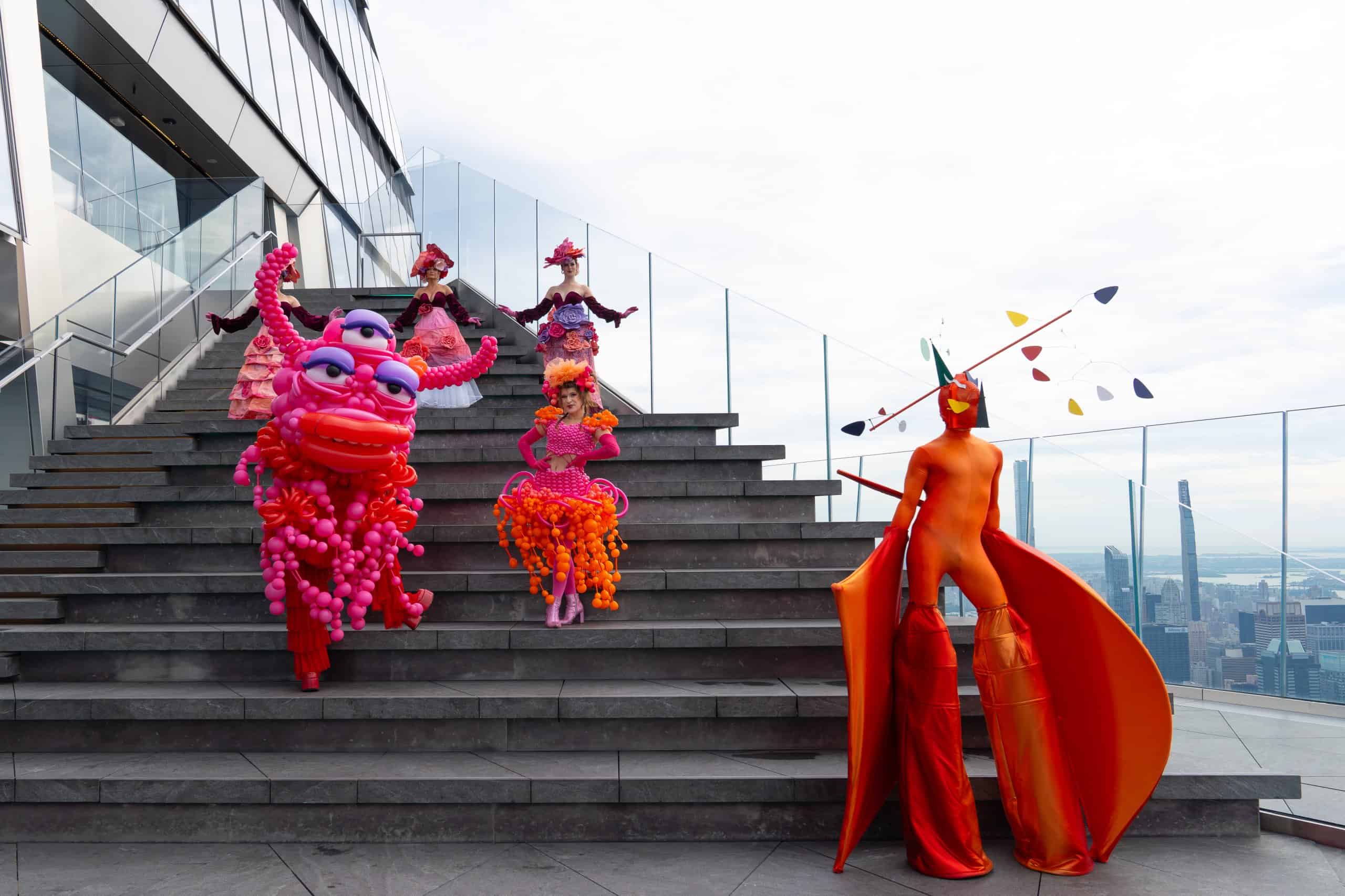artistas vestidos com fatos para o jardim das sombras no The Edge NYC, no exterior, nos degraus