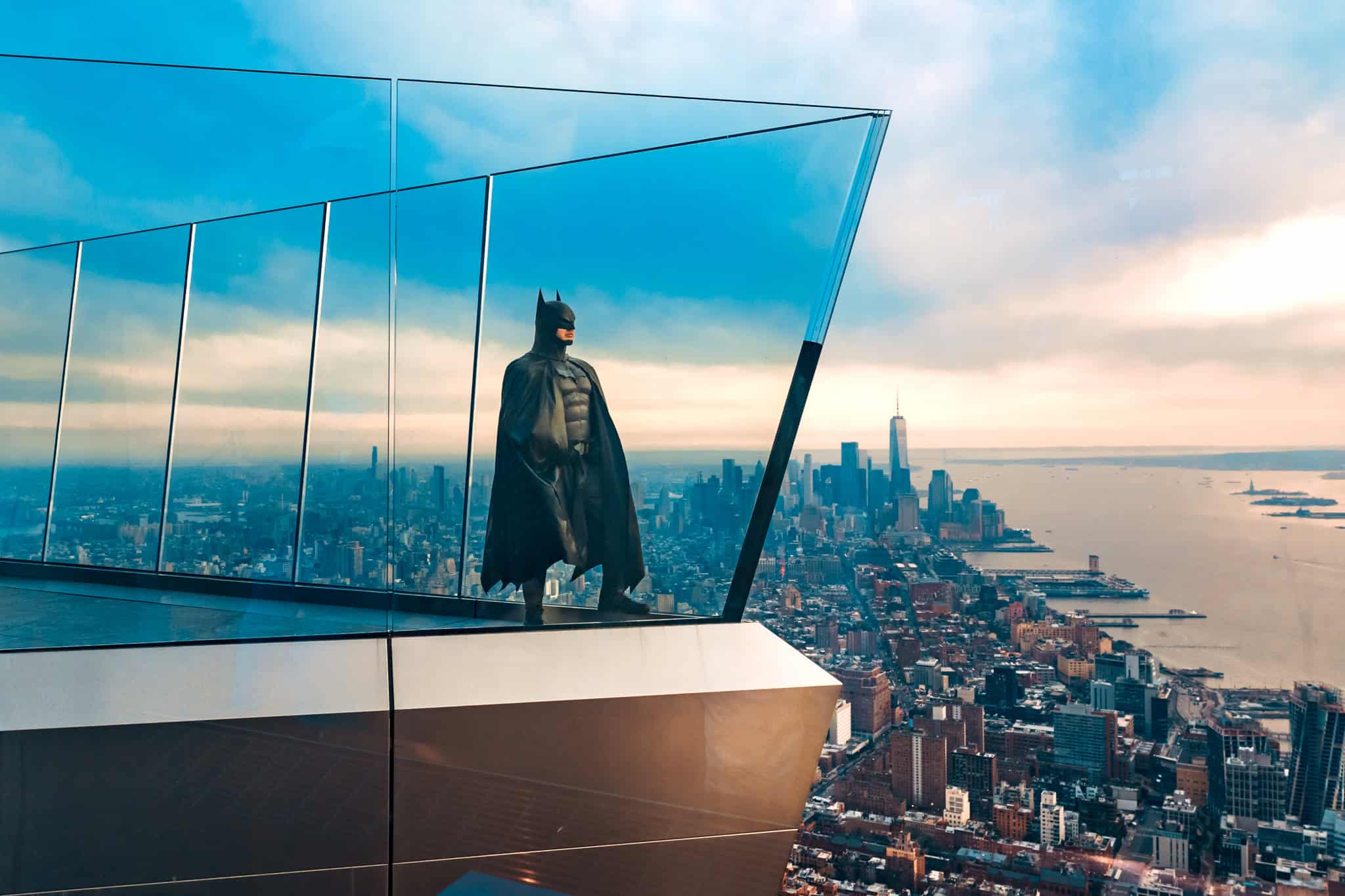 Batman mit Blick auf die NYC Skyline von The Edge NYC